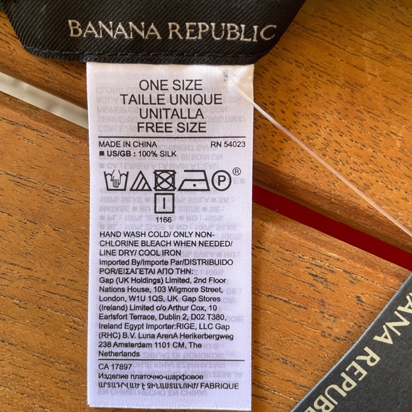 Banana Republic 100% silk scarf - Picture 5 of 5